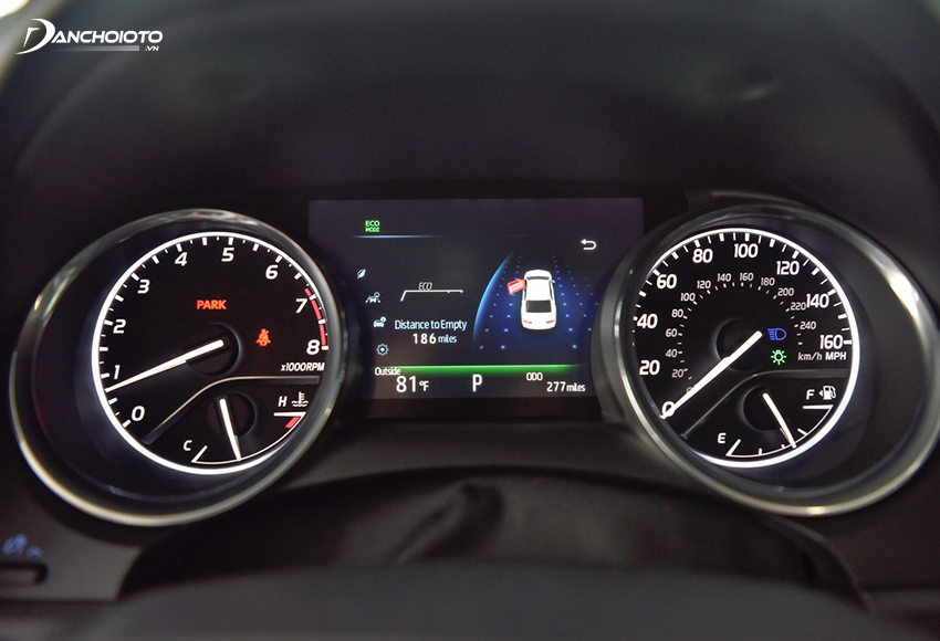 Cụm đồng hồ phía sau vô lăng Toyota Camry 2020 có giao diện hiện đại, màn hình TFT hỗ trợ tính năng điều khiển bằng giọng nói