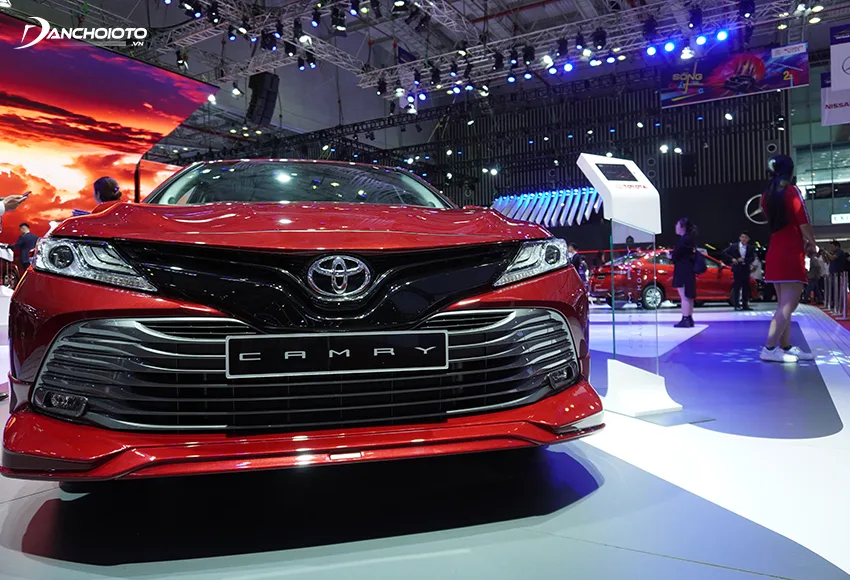 Đầu xe Toyota Camry 2020 cực kỳ thu hút với lưới tản nhiệt siêu rộng
