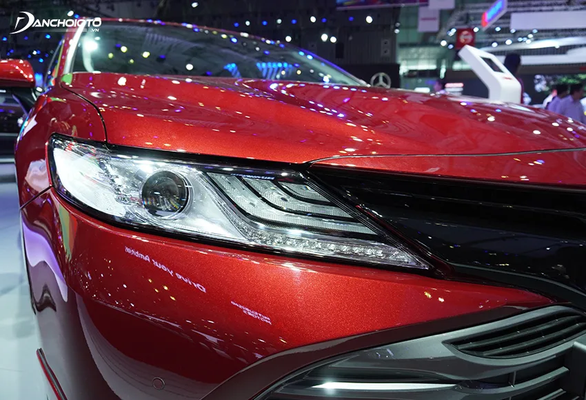 Đèn trước Toyota Camry 2020 chuốt mỏng, đường nét góc cạnh, công nghệ full LED rất sắc sảo