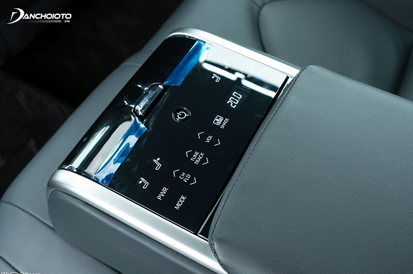 Ghế sau Camry 2.5Q có bảng điều khiển cảm ứng