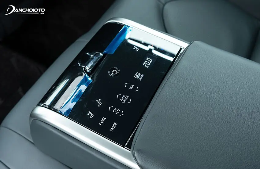 Ghế sau Camry 2.5Q có bảng điều khiển cảm ứng