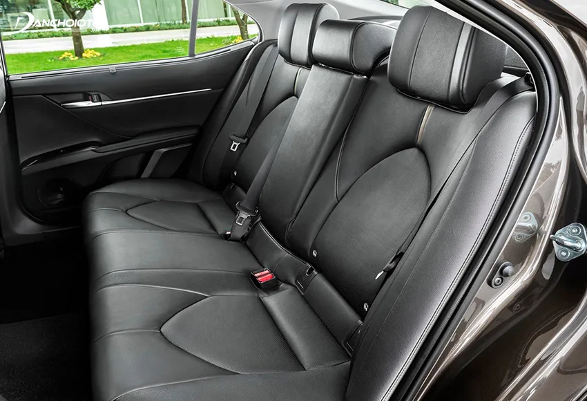Ghế sau Toyota Camry 2.5Q được trang bị thêm tính năng ngả điện