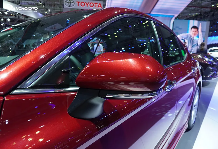 Gương chiếu hậu ngoài Toyota Camry 2020 được trang bị tính năng chống bám nước, nhớ vị trí, tự chỉnh khi lùi