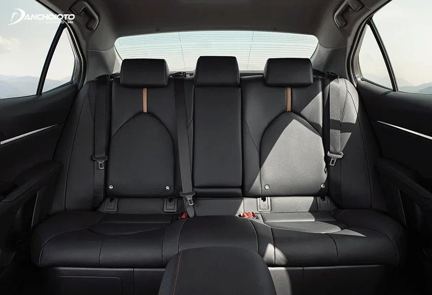 Hàng ghế sau của Toyota Camry được đánh giá rất cao, đậm chất “doanh nhân”, trải nghiệm đẳng cấp