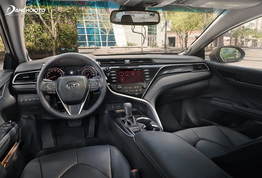 Nhiều chuyên gia đánh giá xe Camry sở hữu không gian nội thất đẹp mắt, sang trọng