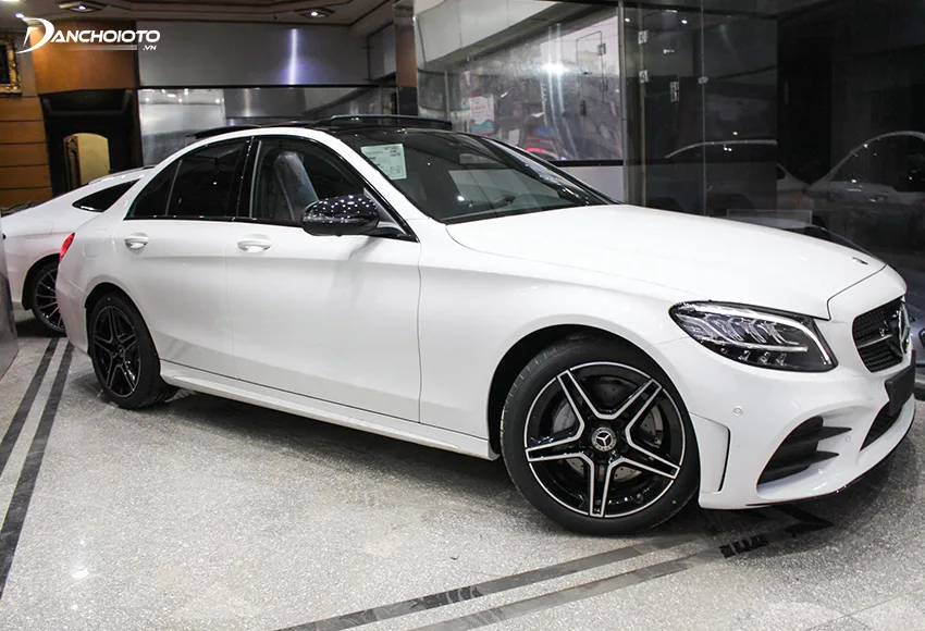 Nhiều người phân vân không biết nên mua Toyota Camry hay Mercedes C200