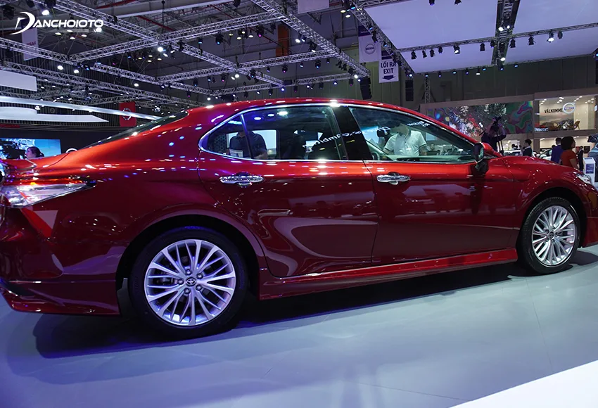 Những đường nét tạo khối trên thân xe Toyota Camry 2020 được trao chuốt tỉ mỉ hơn, thể thao hơn