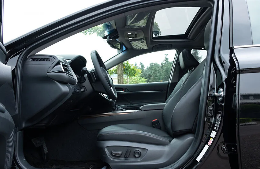 Toyota Camry 2.5Q có cửa sổ trời