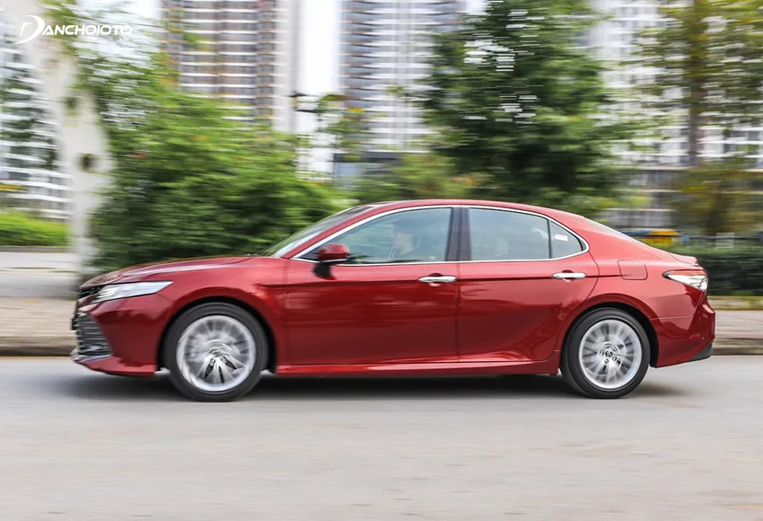 Toyota Camry 2020 có được khả năng vận hành mượt mà, êm ái, trải nghiệm lái điềm đạm, hiền lành