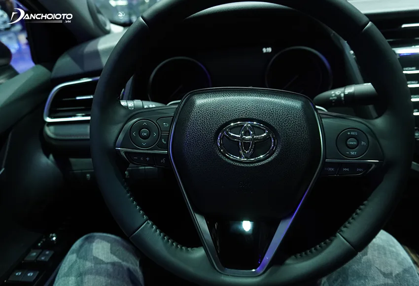 Vô lăng Toyota Camry 2020 được bọc da, thiết kế 3 chấu