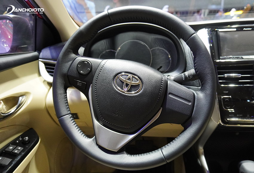 Vô lăng Toyota Vios 2020 thiết kế 3 chấu, đáy mạ bạc
