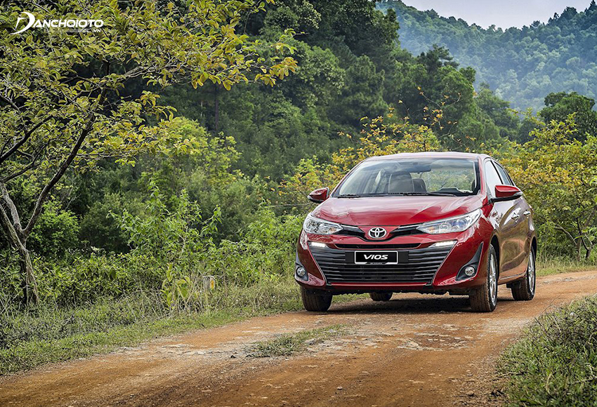 Vô lăng xe Toyota Vios vẫn còn bị chê khá nhẹ và thô, cảm giác cầm lái không thực sự mượt