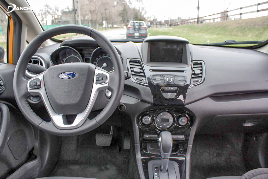 Bảng điều khiển xe Ford Fiesta với khá nhiều các phím bấm để sử dụng tiện ích