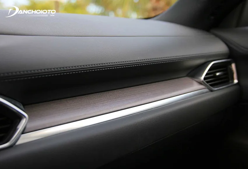 Chất liệu nội thất Mazda CX-5 2020 sử dụng chủ yếu là nhựa mềm, bọc da, ốp gỗ và viền mạ bạc