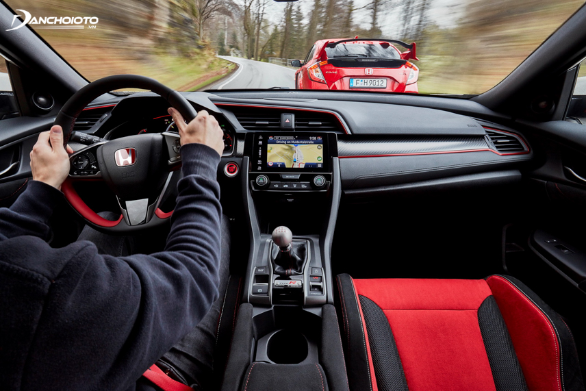 Chuyển sang chế độ S, người lái có thể cảm nhận rõ nét chất thể thao trên Honda Civic