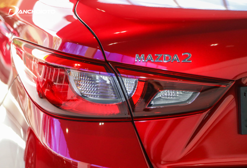 Cụm đèn hậu Mazda 2 2023 có viền LED kéo dài nhấn sâu vào bên trong