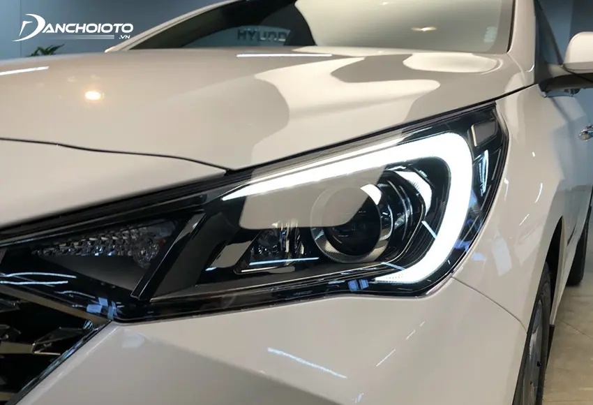 Cụm đèn trước của Hyundai Accent 2023 được chuốt lại sắc nét và góc cạnh