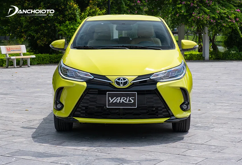 Đầu xe Toyota Yaris 2020 – 2021 ấn tượng với lưới tản nhiệt chữ X mới, mạnh mẽ và hầm hố hơn