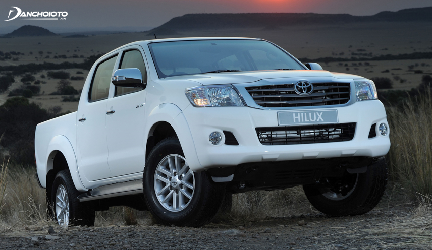 Đến đời Toyota Hilux 2012, phần calang chuyển sang hình thang ngược, mở rộng dần lên cao