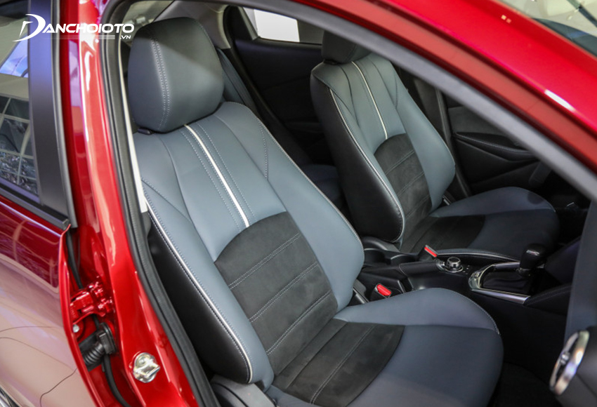 Ghế trước Mazda 2 2023 thiết kế thể thao, các khối tựa lưng và hông của ghế ôm thân người