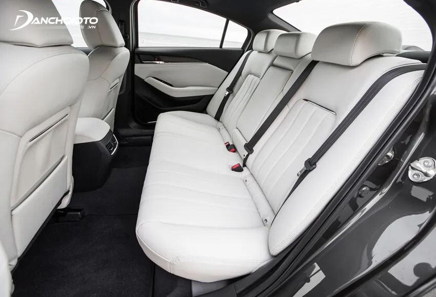 Hàng ghế sau Mazda 6 2020 rộng rãi nhưng chưa lý tưởng như Toyota Camry hay Honda Accord