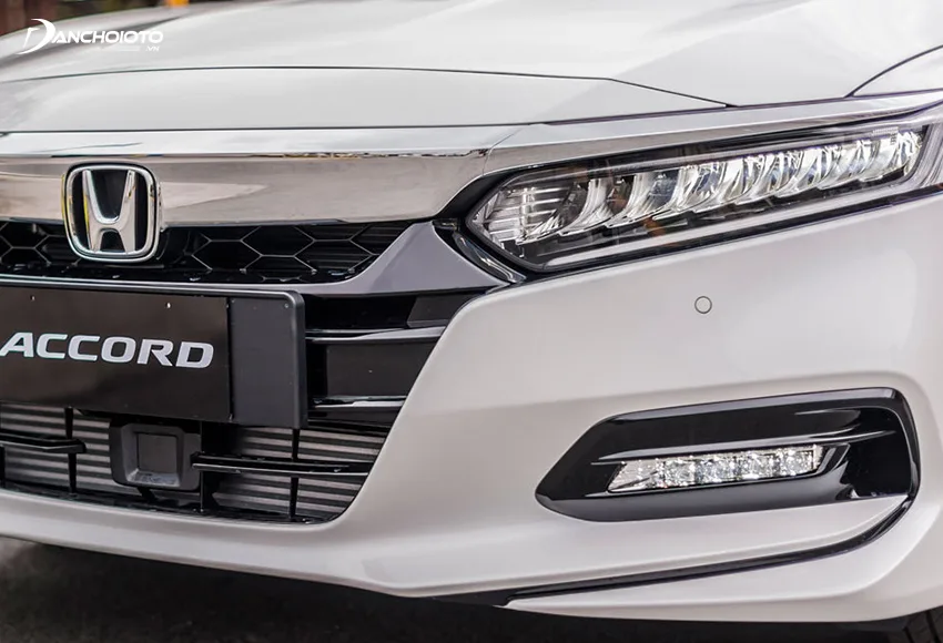 Hệ thống chiếu sáng trước của Honda Accord 2023 được trang bị công nghệ “full LED”, thiết kế rất bắt mắt