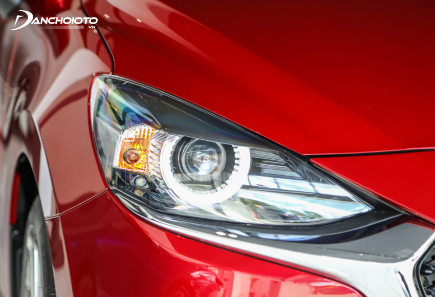 Hệ thống chiếu sáng trước Mazda 2 2023 được đánh giá cao khi dùng đèn LED, tích hợp cả tính năng tự động cân bằng góc chiếu