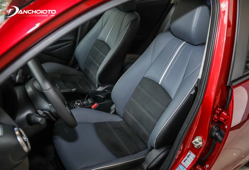 Hệ thống ghế ngồi Mazda 2 2020 được trang bị bọc da ở 2 phiên bản Luxury và Premium