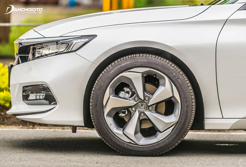 Honda Accord 2020 sử dụng lazang hợp kim 18 inch kết hợp bộ lốp 235/45R18