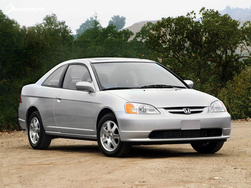 Honda Civic thế hệ thứ 7 ra đời vào năm 2000 với thiết kế cân đối và hiện đại hơn