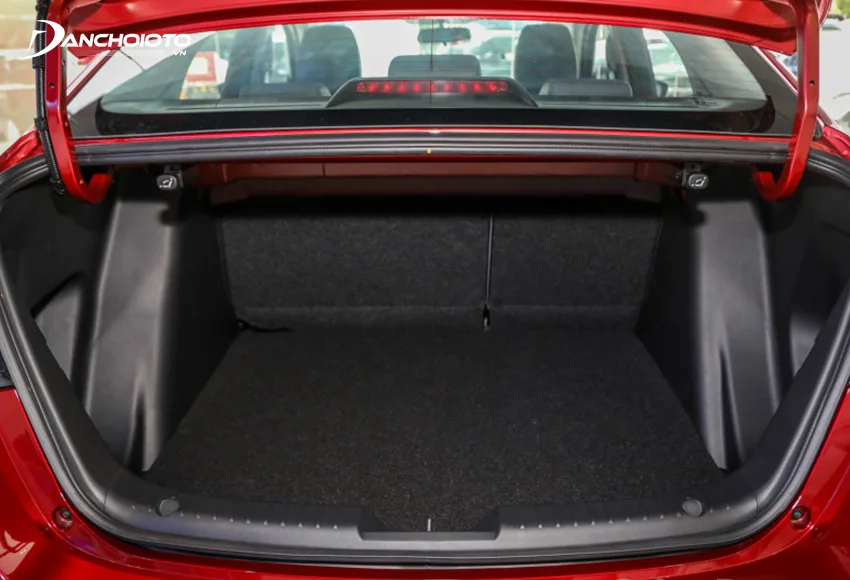 Khoang hành lý Mazda 2 2020 ở mức đủ dùng