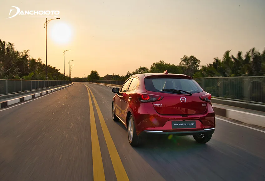 Mazda 2 2020 được trang bị hệ thống trợ lực lái điện, vô lăng khá nhẹ