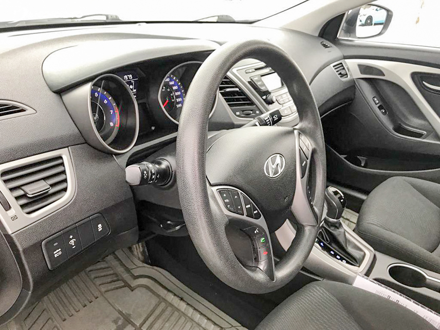 Nội thất Hyundai Elantra 2015 cũ được đánh giá khá rộng rãi, tiện nghi và hiện đại