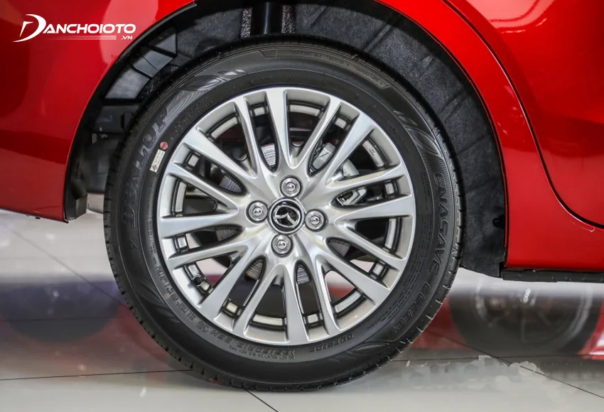Ở Mazda 2 2020 mới, mẫu xe này sử dụng lazang kích thước 16 inch, đẹp mắt với thiết kế 8 chấu kép sống động