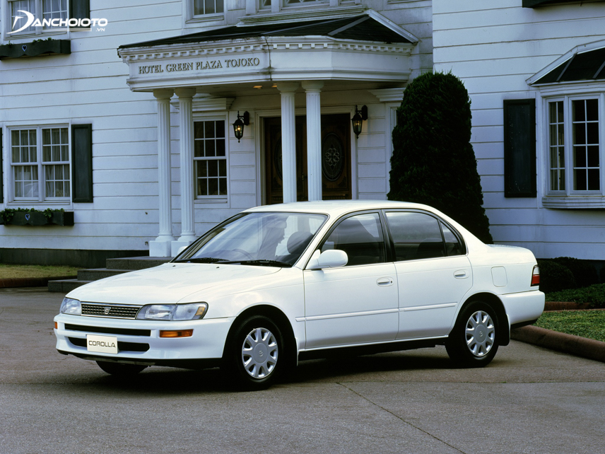 Toyota Corolla 1991 nổi bật với sự chuyển mình từ thiết kế vuông vắn sang kiểu dáng bo tròn nhẹ nhàng, thanh lịch