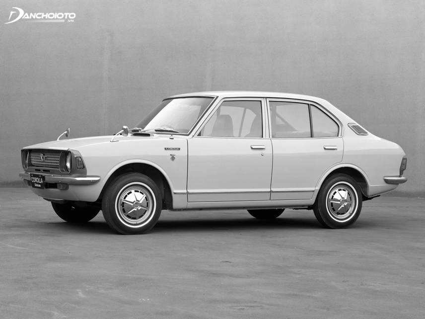 Toyota Corolla 4 cửa ra mắt vào năm 1971