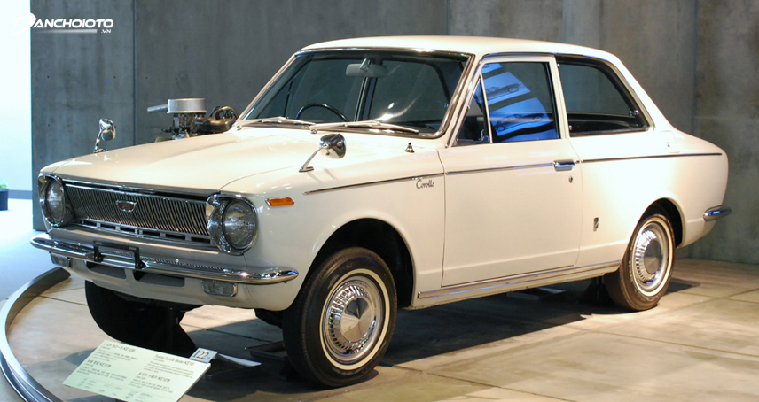 Toyota Corolla chính thức trình làng vào năm 1966 với kiểu xe 2 cửa