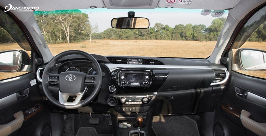 Toyota Hilux thế hệ 8 có bảng taplo thiết kế kiểu 2:3 trông lạ mắt và sang trọng