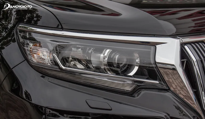 Cụm đèn trước của Toyota Land Cruiser Prado 2022 sử dụng công nghệ đèn LED