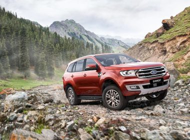 Đánh giá Ford Everest: Vẻ ngoài “cơ bắp”, nhưng bên trong sơ sài