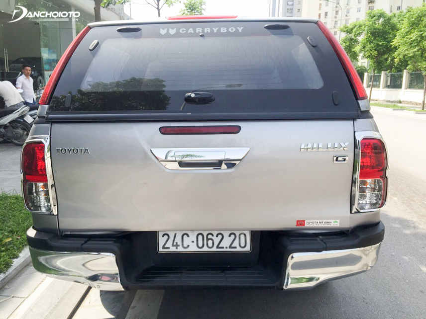 Đuôi xe Toyota Hilux 2015 cũ rất hài hòa và thu hút người nhìn