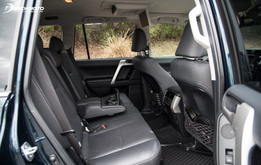 Không gian nội thất Toyota Land Cruiser Prado 2024 rộng rãi và tiện nghi