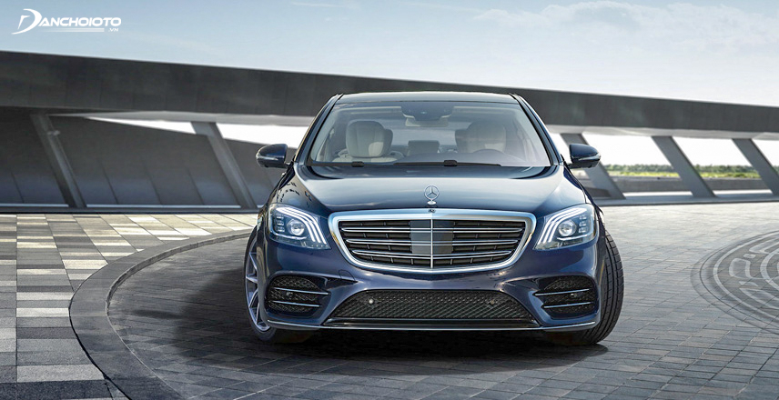 This luxury sedan has an elegant and luxurious exterior design