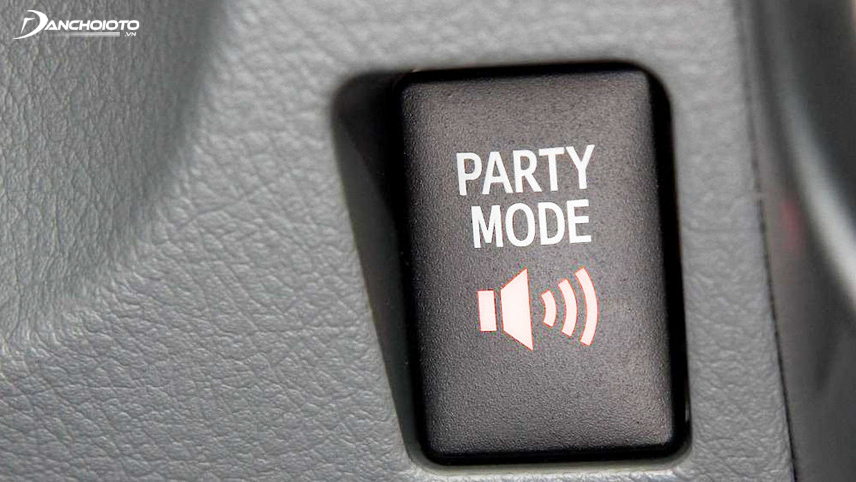 Nút Party Mode có chức năng điều khiển tăng âm bass trên xe