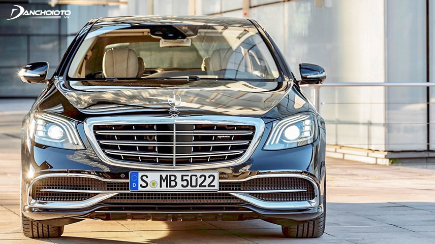 The front part of the Mercedes-Benz S-Class