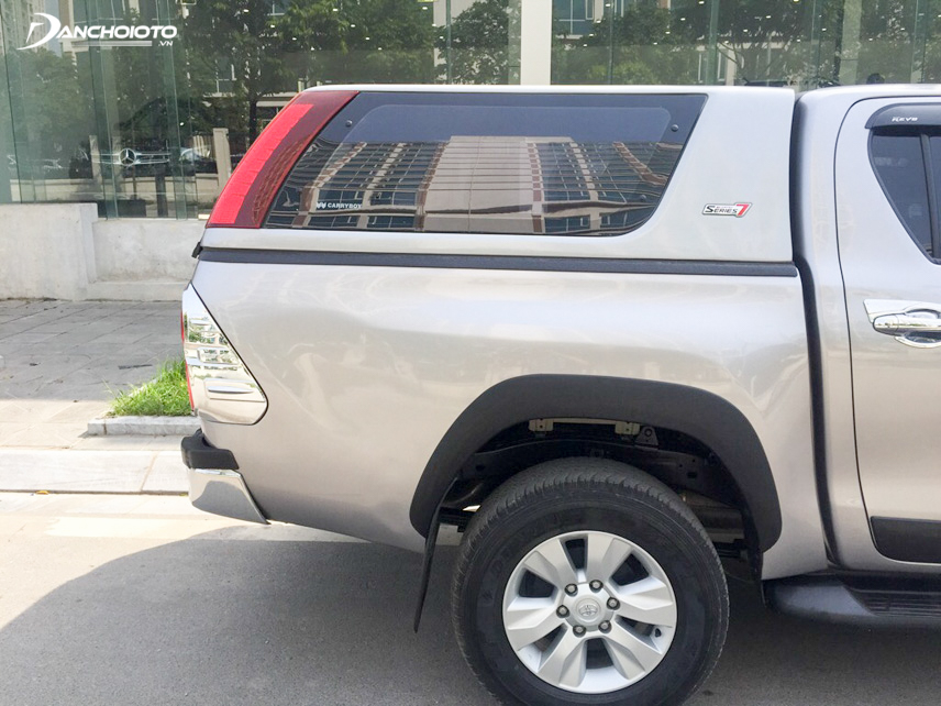 Thân xe Toyota Hilux 2015 cũ trông rất ấn tượng và mạnh mẽ