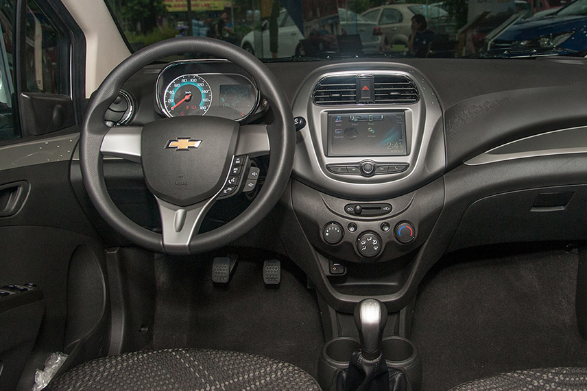 Chevrolet Spark 2018 dùng cụm vô lăng của thế hệ trước