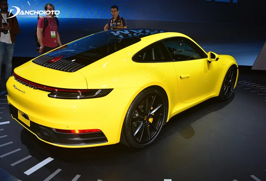 Cụm đèn hậu Porsche 911 thiết kế dạng LED tinh tế và đẹp tuyệt được kéo dài cho hết phần đuôi mang lại cảm giác rất hiện đại