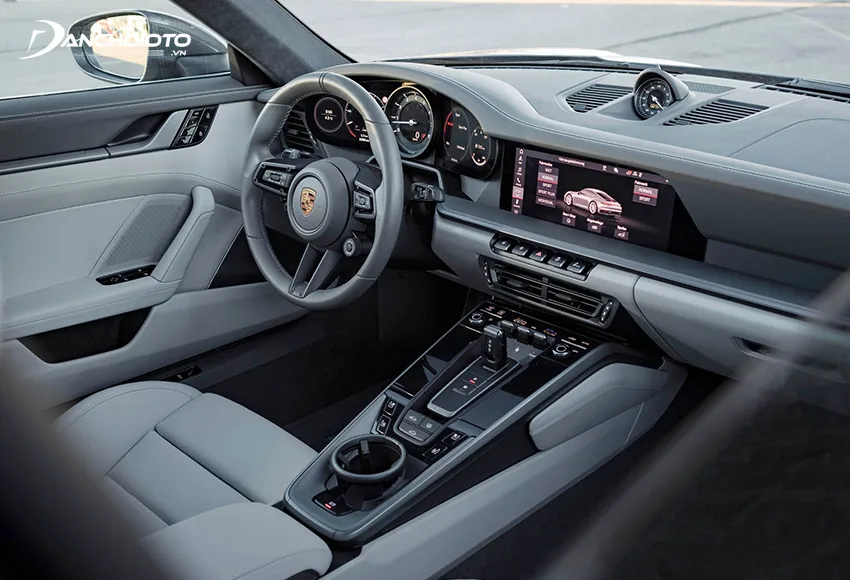 Khoang nội thất của siêu xe Porsche 911 như chứa cả một thế giới công nghệ