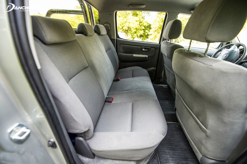 Không gian nội thất của Toyota Hilux 2012 cũ rất rộng rãi và thoải mái